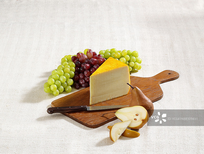 搭配葡萄的奶酪板图片素材