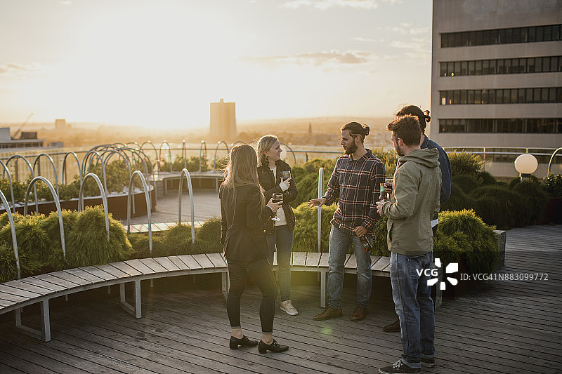 屋顶花园里的饮品图片素材