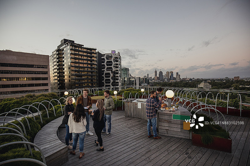 屋顶派对上的朋友们图片素材
