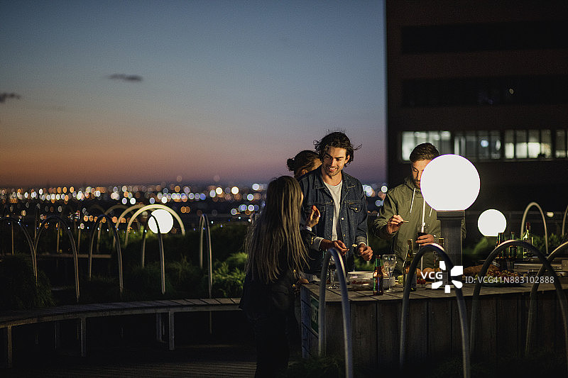 屋顶夜间派对图片素材