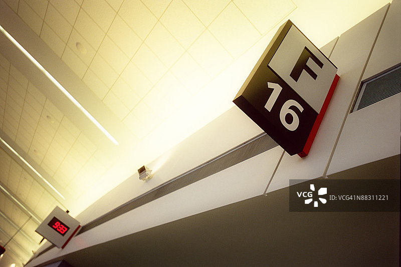 机场航站楼的登机口指示牌图片素材