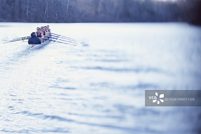 赛艇队水上划船图片素材