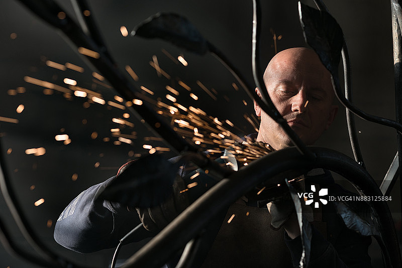 铁匠艺术家在他的铁匠工作室里制作门树图片素材