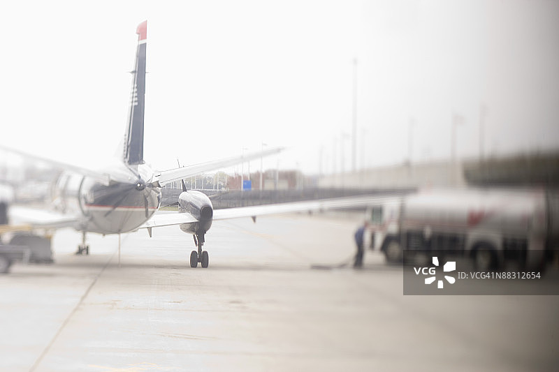 停机坪上的飞机图片素材