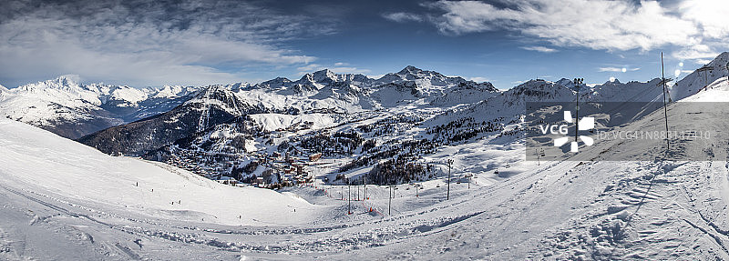 滑雪胜地和山脉全景图片素材