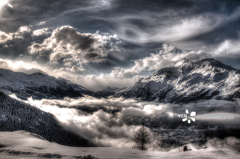 云雾缭绕的山脉图片素材