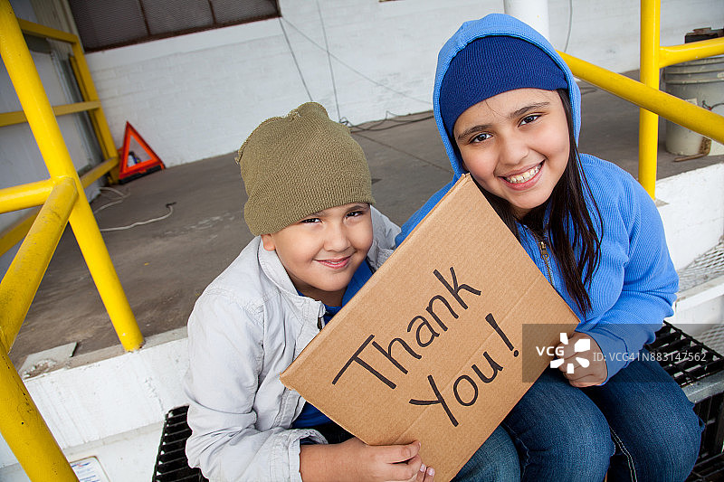 离家出走的青少年感谢帮助图片素材