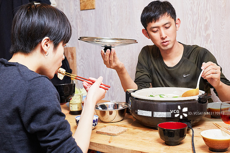 新婚日本夫妇享用日式火锅晚餐图片素材