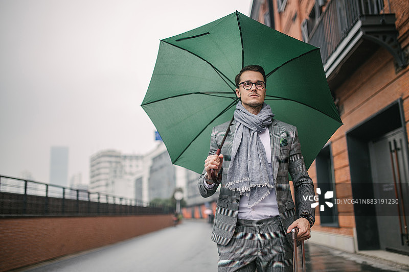 男子携带行李箱图片素材