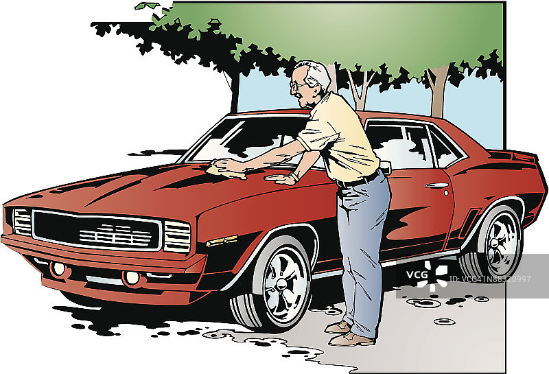 年长的男人在洗一辆经典老爷车图片素材