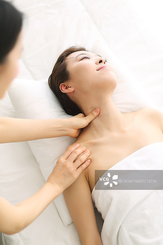 接受颈部按摩的女人图片素材