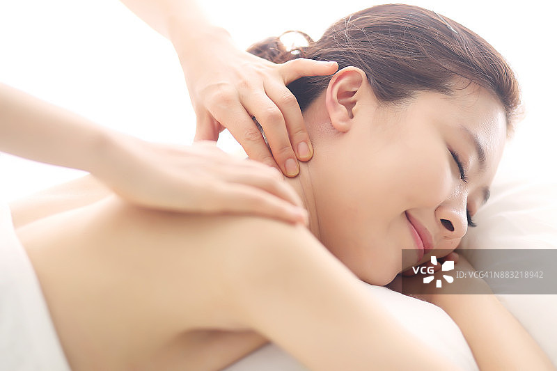 女人正在接受颈部按摩图片素材