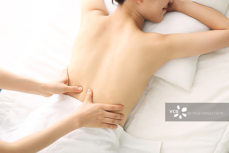 女子接受背部按摩图片素材