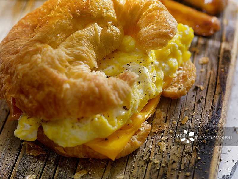 鸡蛋奶酪香肠早餐牛角包图片素材