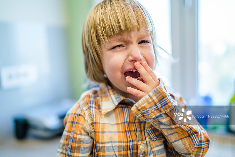 哭泣的男孩图片素材