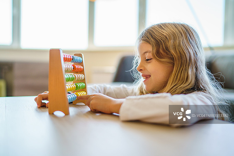 玩算盘的可爱小女孩图片素材