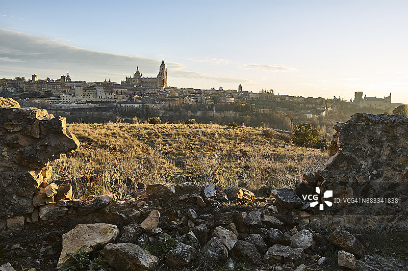 西班牙城市塞哥维亚，前景是破损的石墙图片素材