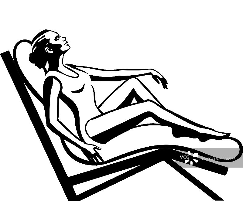 在椅子上享受阳光的女人图片素材