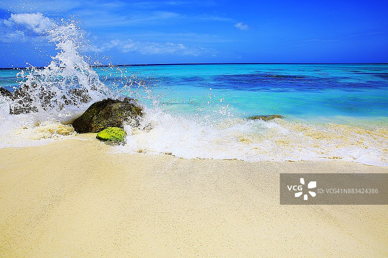 海浪拍打岩石——阿鲁巴岛田园诗般的岚 tropical Turquoise 海滩——阳光明媚的蓝色泻湖，夏季天堂，荷属安的列斯群岛，加勒比蓝海图片素材