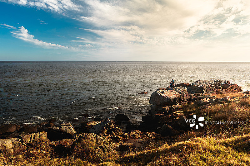 人们在乌拉圭皮里亚波利斯附近的“蓬塔科罗拉达”钓鱼图片素材