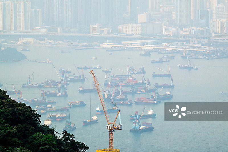 烟雾笼罩下，九龙湾的能见度很低图片素材