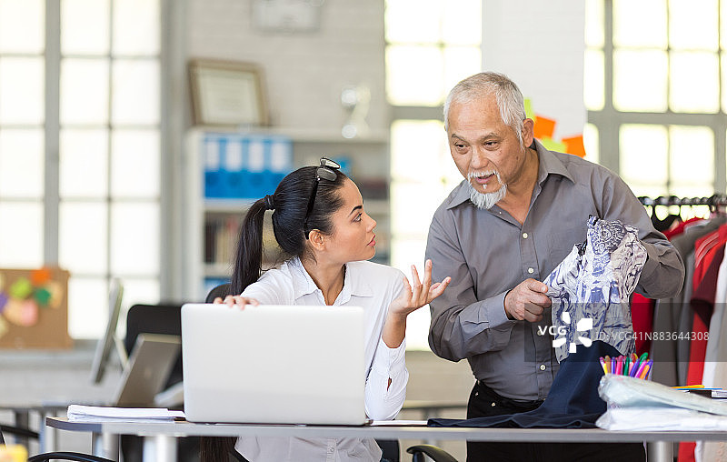 亚洲女商人和资深裁缝一起工作图片素材