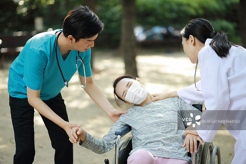医生检查轮椅上的病人图片素材