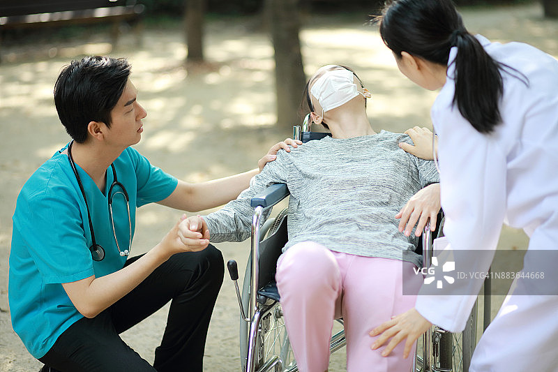 医生检查轮椅上的病人图片素材