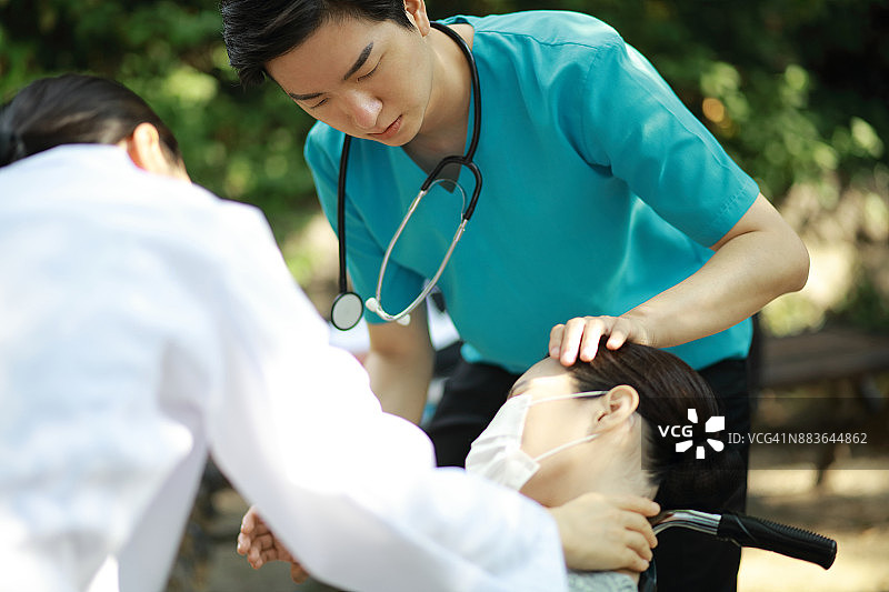 医生帮助陷入困境的妇女图片素材