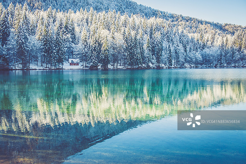 冬季湖面倒影中的美丽阿尔卑斯山图片素材