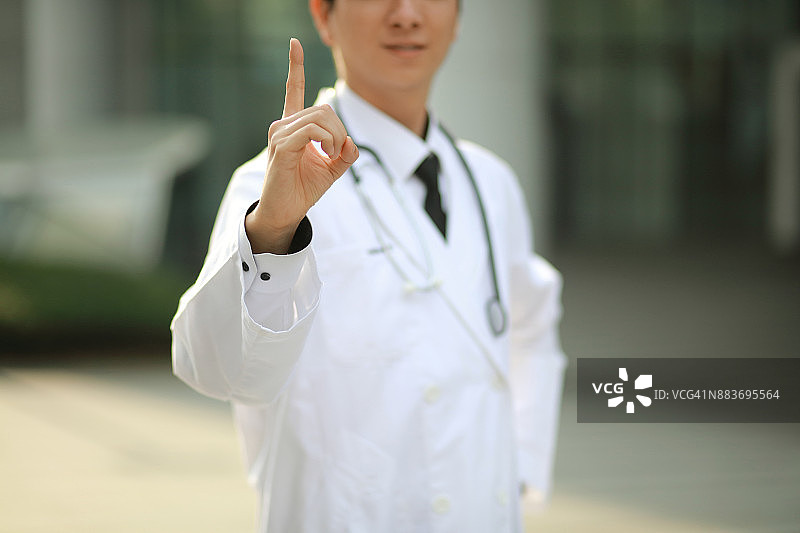 医生指向上方图片素材