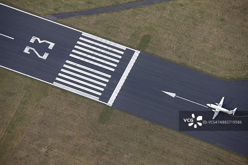 停在跑道上准备起飞的商用飞机图片素材