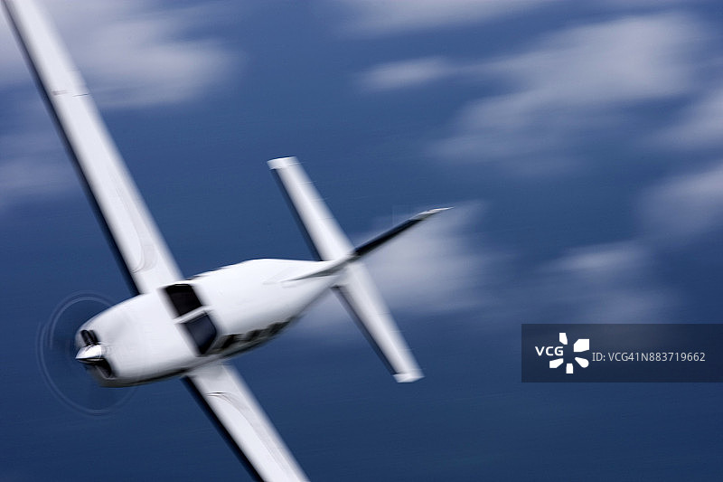 超高速倾斜转弯的飞机运动模糊图片素材