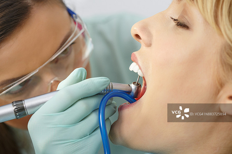 牙科：牙科检查，金发女患者正在接受检查，牙医工作中，牙科诊所，牙齿健康图片素材