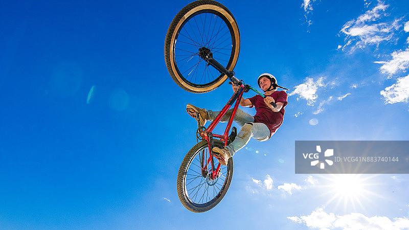 女人享受泥地跳跃运动图片素材