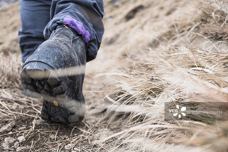徒步旅行者在山路上行走图片素材