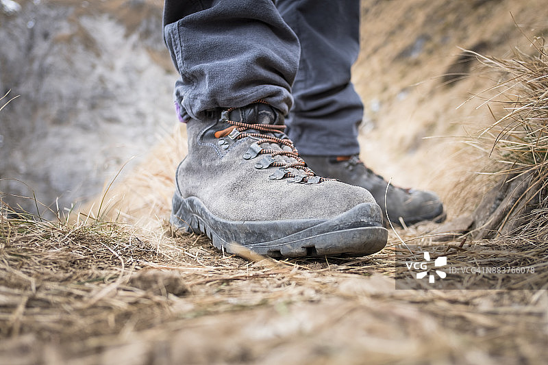 山路上徒步者的靴子特写图片素材