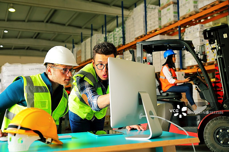 人们在航运仓库中协同工作图片素材