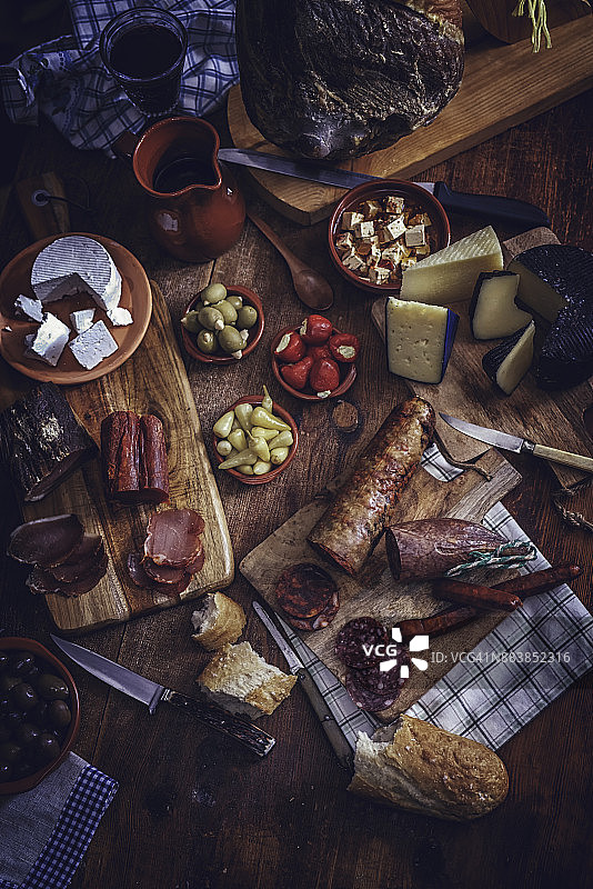 西班牙风味萨拉米香肠火腿奶酪图片素材