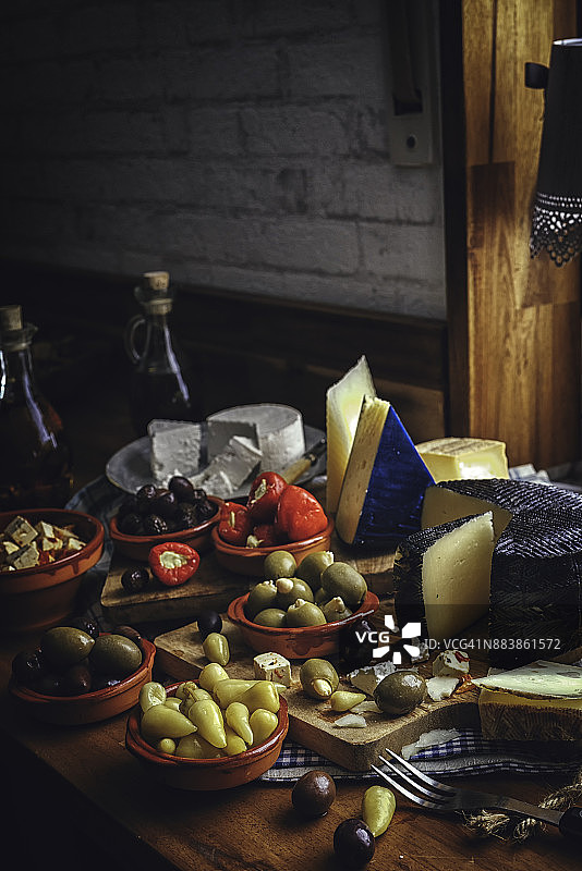 西班牙橄榄和奶酪图片素材