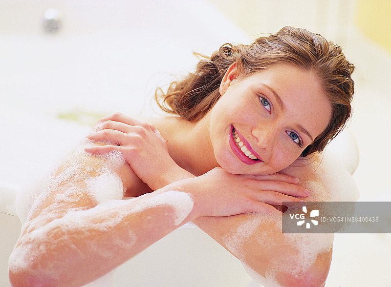 在浴缸里的女人图片素材