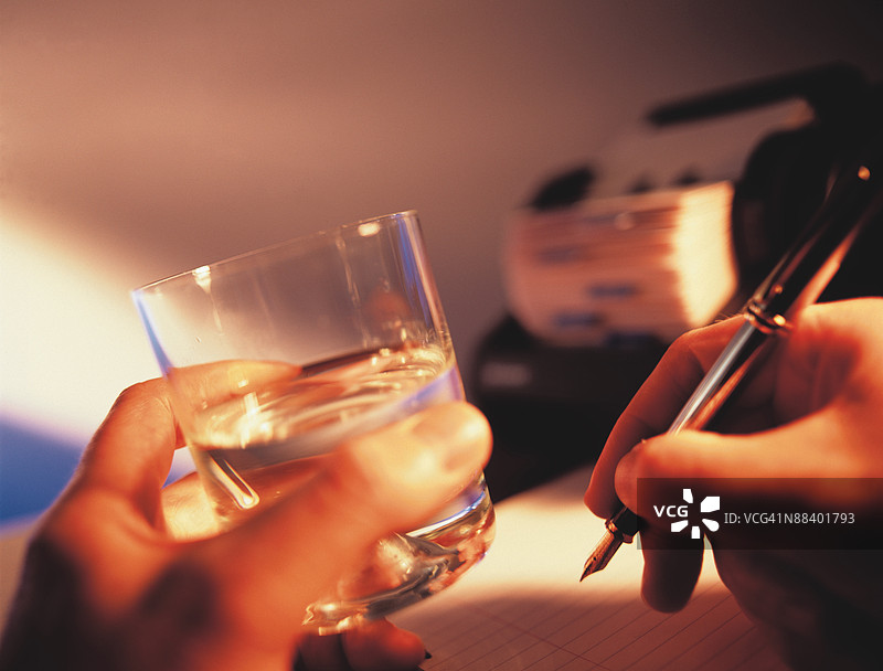 一杯水图片素材