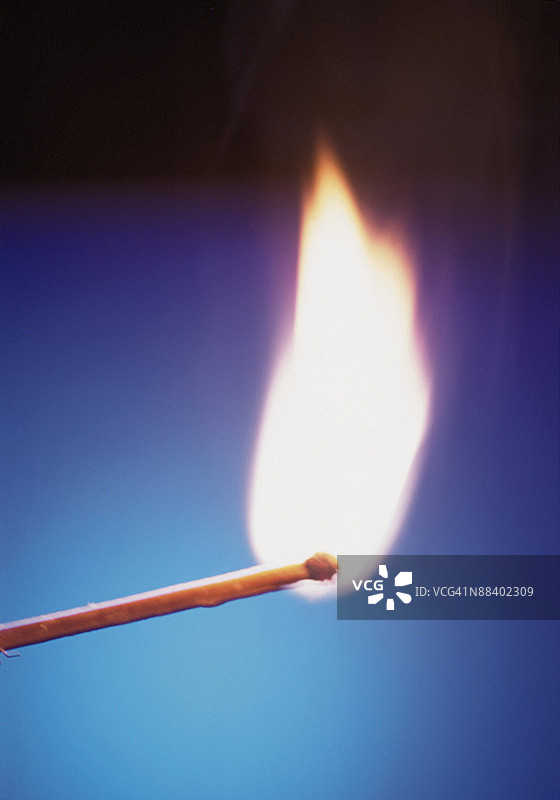 点燃的火柴图片素材
