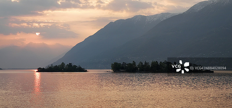 瑞士马焦雷湖布里萨戈群岛日出图片素材