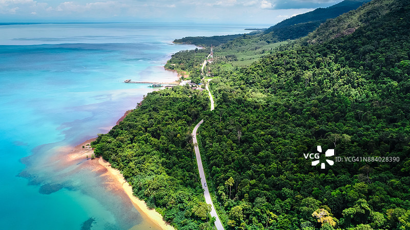 象岛的道路和绿色森林；泰国图片素材