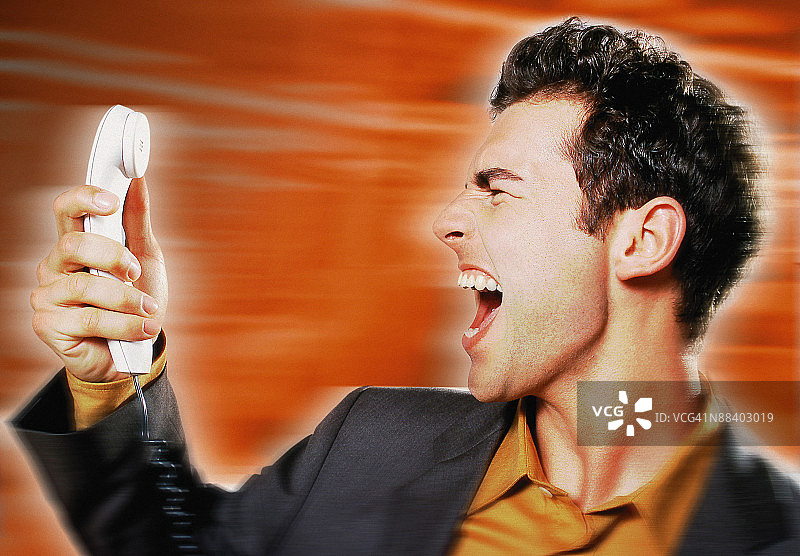 男人对着电话大喊图片素材
