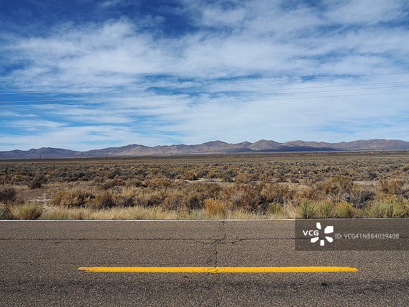 从路中央看大盆地图片素材