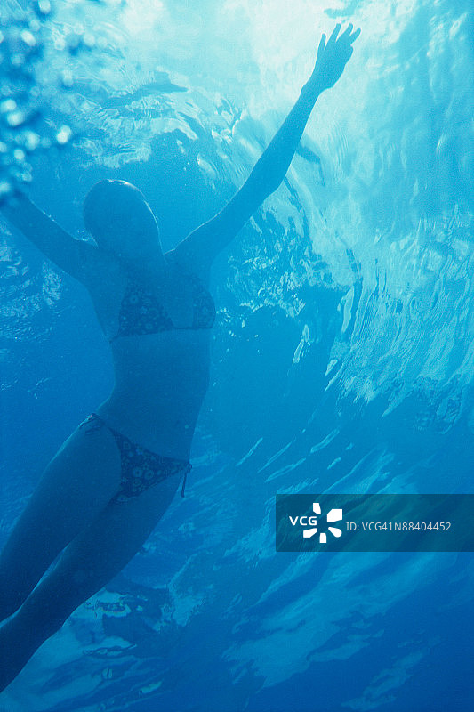在水下跳舞的女孩图片素材