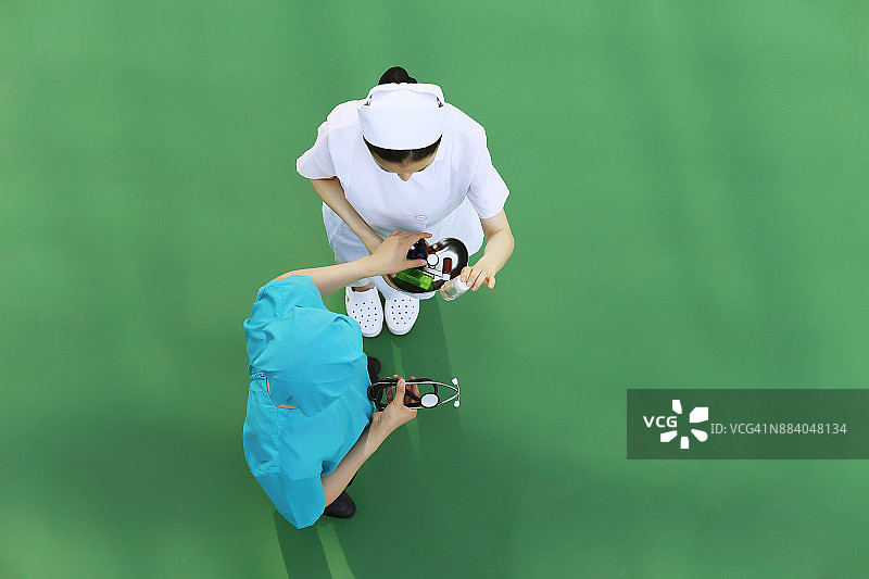 医生和护士拿着处方药图片素材