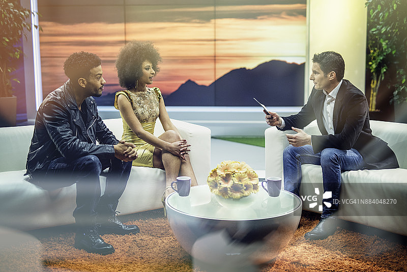 名人情侣参加深夜节目图片素材